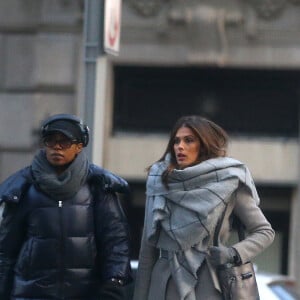 Semi-exclusif - Miss Univers 2016 Iris Mittenaere se balade dans le quartier de Fifth Avenue avec un membre de l'organisation de Miss Univers après avoir passé 2 heures chez le coiffeur "Abel Atelier" dans le quartier de Upper East Side à New York, le 5 février 20107