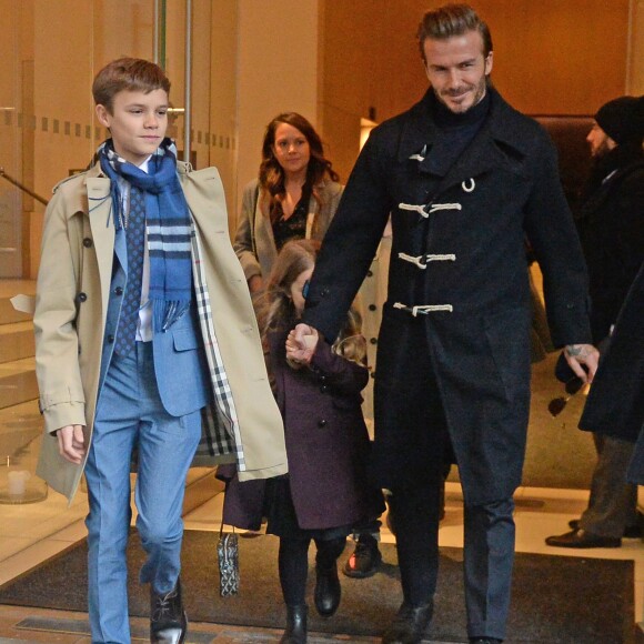David Beckham sortant de son hôtel avec ses enfants Brooklyn, Romeo, Cruz et Harper, à New York le 12 février 2017