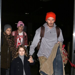 David et Victoria Beckham arrivant à l'aéroport de JFK avec leurs quatre enfants le 12 février 2017