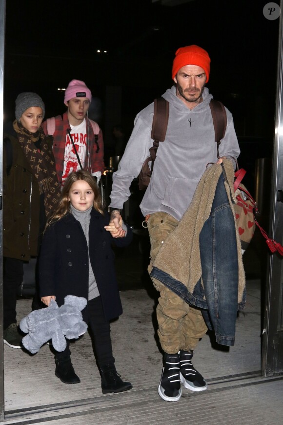 David et Victoria Beckham arrivant à l'aéroport de JFK avec leurs quatre enfants le 12 février 2017