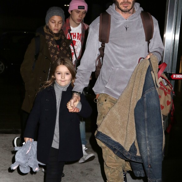 David et Victoria Beckham arrivant à l'aéroport de JFK avec leurs quatre enfants le 12 février 2017