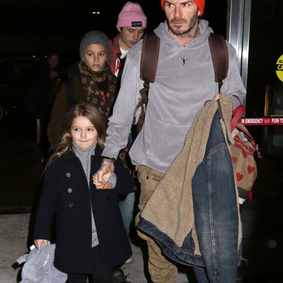 David et Victoria Beckham arrivant à l'aéroport de JFK avec leurs quatre enfants le 12 février 2017