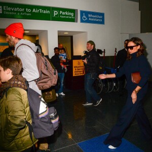 David et Victoria Beckham arrivant à l'aéroport de JFK avec leurs quatre enfants le 12 février 2017