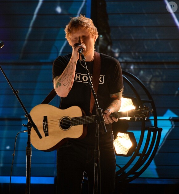 Ed Sheeran sur la scène des Grammy Awards au Staples Center à Los Angeles le 12 février 2017