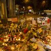 Forte présence des médias étrangers et français sur le boulevard Voltaire près du Bataclan à la nuit tombée, après les attentats terroristes du 13 novembre. Paris, le 15 novembre 2015 © Vincent Emery / Bestimage