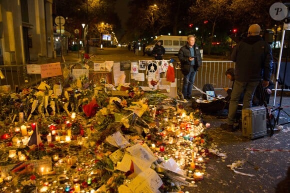 Forte présence des médias étrangers et français sur le boulevard Voltaire près du Bataclan à la nuit tombée, après les attentats terroristes du 13 novembre. Paris, le 15 novembre 2015 © Vincent Emery / Bestimage