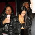 Kim Kardashian entourée de ses fans dans les rues de New York, le 14 février 2017