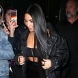 Kim Kardashian entourée de ses fans dans les rues de New York, le 14 février 2017