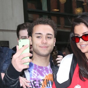 Selena Gomez fait des selfies avec des fans dans les rues de New York, le 8 février 2017