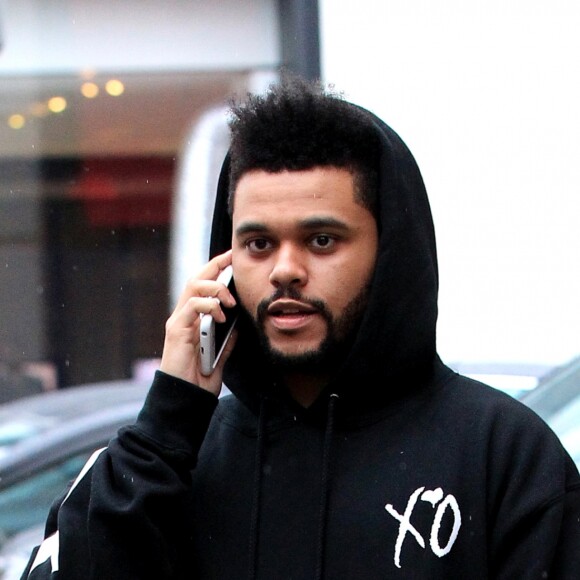 The Weeknd sort de la boutique "Cartier" à Beverly Hills. Los Angeles, le 10 février 2017.