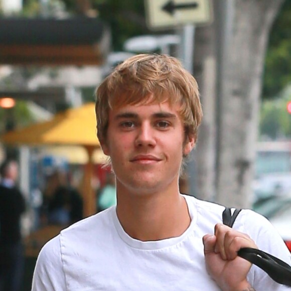 Exclusif - Prix spécial - Justin Bieber porte des lunettes de vue à la sortie d'un café à Beverly Hills le 18 janvier 2017.
