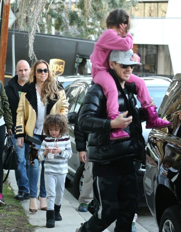 Exclusif - Mariah Carey, accompagnée de son compagnon Bryan Tanaka, emmène ses enfants Moroccan et Monroe Cannon à leur cours de gym à Los Angeles. Elle porte un écusson XXL en forme de chat sur son jean! Le 26 janvier 2017