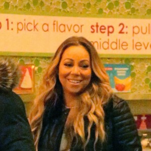 Exclusif - Mariah Carey achète des yaourts glacés avec ses enfants et son compagnon B.Tanaka à Los Angeles le 25 janvier 2017.