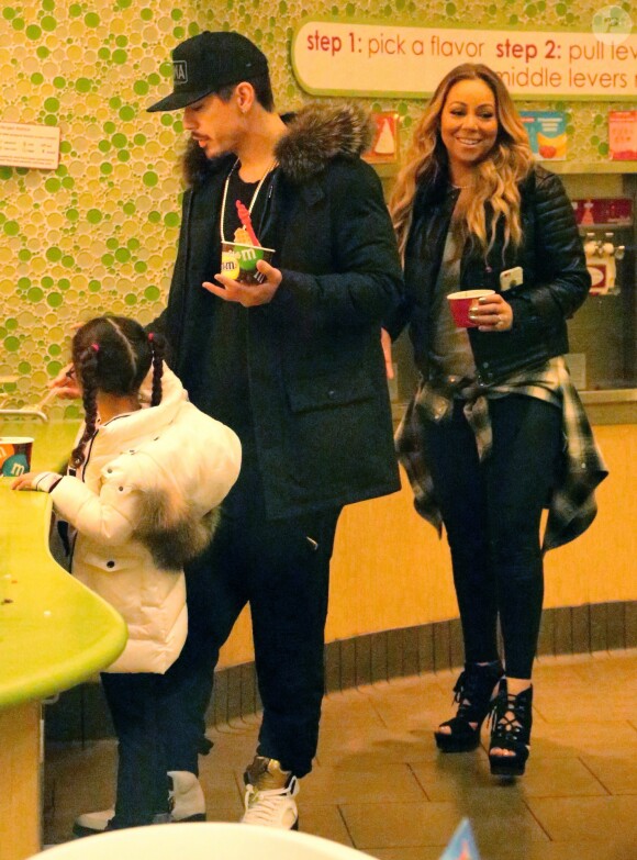 Exclusif - Mariah Carey achète des yaourts glacés avec ses enfants et son compagnon B.Tanaka à Los Angeles le 25 janvier 2017.