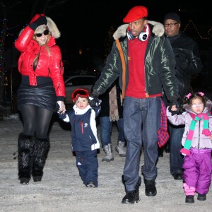 Mariah Carey, son mari Nick Cannon et leurs jumeaux Moroccan et Monroe sortent se promener a Aspen, le 23 decembre 2013 ou ils passent quelques jours.