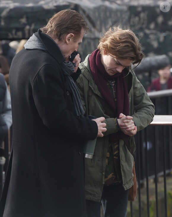 Liam Neeson, Thomas Brodie-Sangster sur le tournage de la suite de Love Actually pour le Comedy Relief and Red Nose Day à Londres le 16 février 2017.