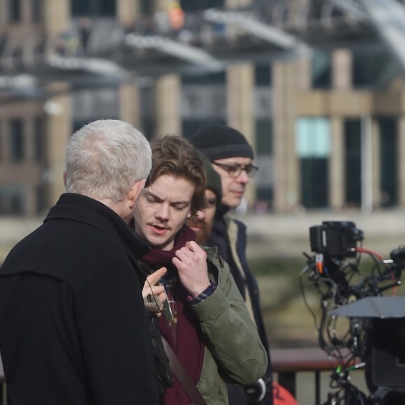 Richard Curtis, Thomas Brodie-Sangster, Liam Neeson sur le tournage de la suite de Love Actually pour le Comedy Relief and Red Nose Day à Londres le 16 février 2017.