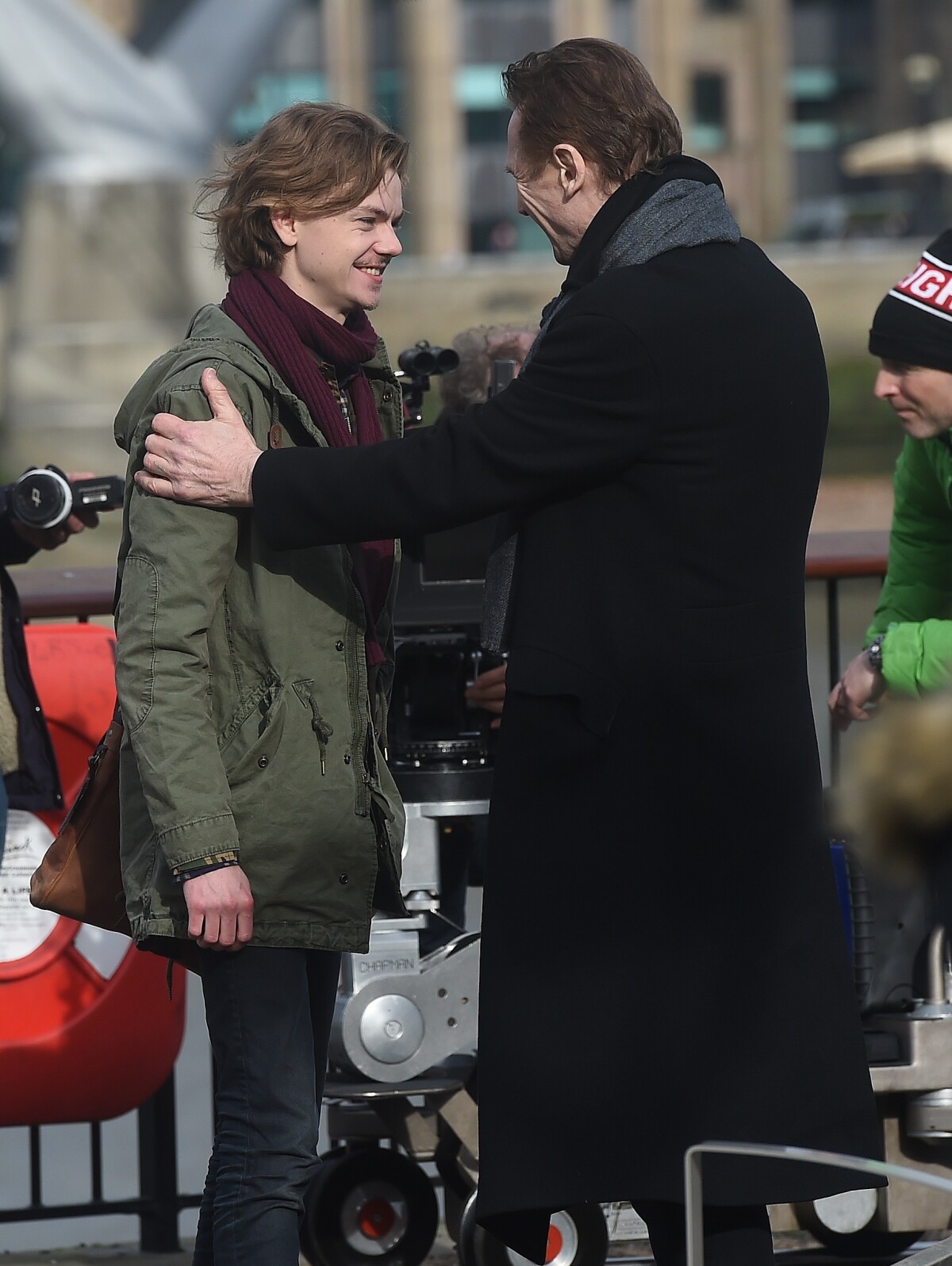Photo : Thomas Brodie-Sangster, Liam Neeson sur le tournage de la suite