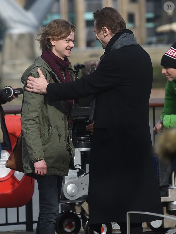 Thomas Brodie-Sangster, Liam Neeson sur le tournage de la suite de Love Actually pour le Comedy Relief and Red Nose Day à Londres le 16 février 2017.