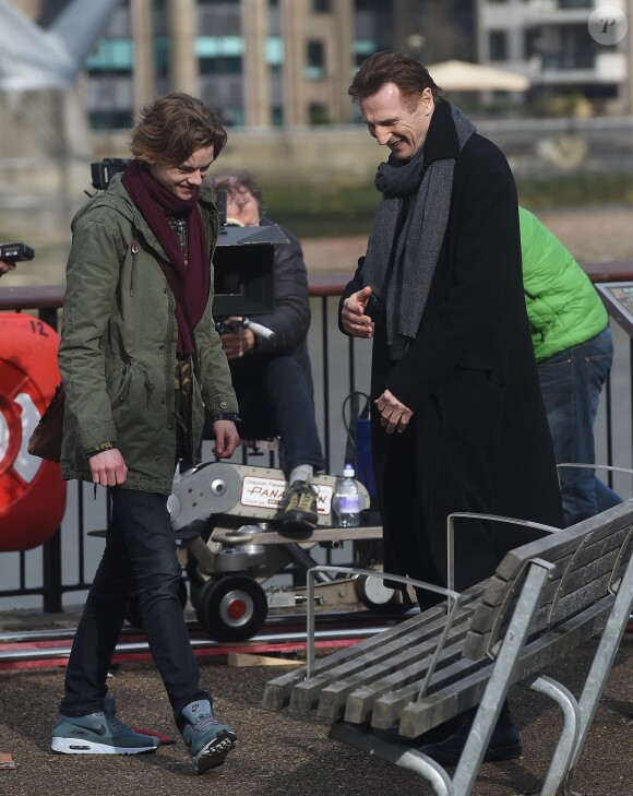 Thomas Brodie-Sangster, Liam Neeson sur le tournage de la suite de Love Actually pour le Comedy Relief and Red Nose Day à Londres le 16 février 2017.