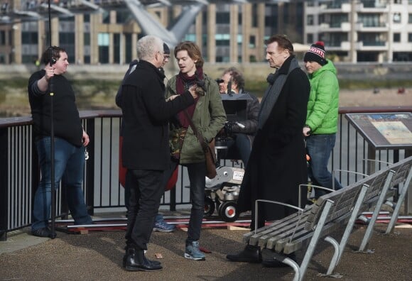 Thomas Brodie-Sangster, Liam Neeson sur le tournage de la suite de Love Actually pour le Comedy Relief and Red Nose Day à Londres le 16 février 2017.