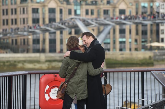 Thomas Brodie-Sangster (Sam), Liam Neeson et Olivia Olson (Joanna) sur le tournage de la suite de Love Actually pour le Comedy Relief and Red Nose Day à Londres le 16 février 2017.