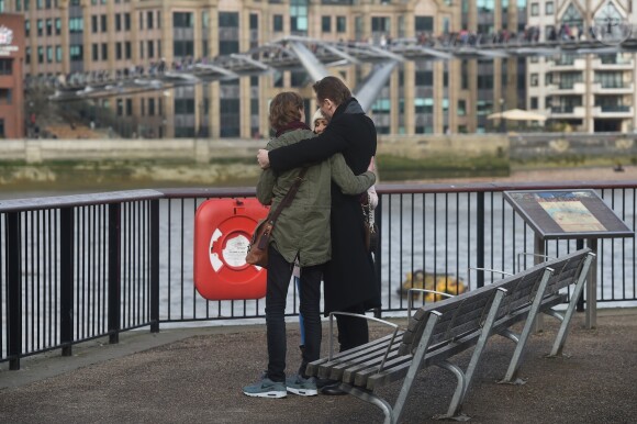 Thomas Brodie-Sangster, Liam Neeson sur le tournage de la suite de Love Actually pour le Comedy Relief and Red Nose Day à Londres le 16 février 2017.