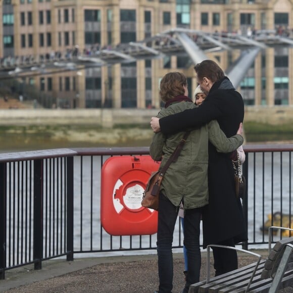 Thomas Brodie-Sangster, Liam Neeson sur le tournage de la suite de Love Actually pour le Comedy Relief and Red Nose Day à Londres le 16 février 2017.