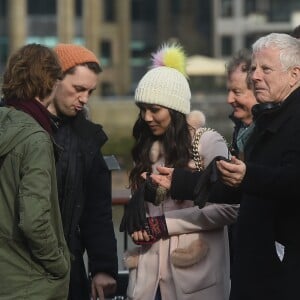 Thomas Brodie-Sangster, Richard Curtis, Olivia Olson, Liam Neeson sur le tournage de la suite de Love Actually pour le Comedy Relief and Red Nose Day à Londres le 16 février 2017.