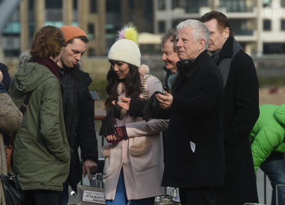 Thomas Brodie-Sangster, Richard Curtis, Olivia Olson, Liam Neeson sur le tournage de la suite de Love Actually pour le Comedy Relief and Red Nose Day à Londres le 16 février 2017.