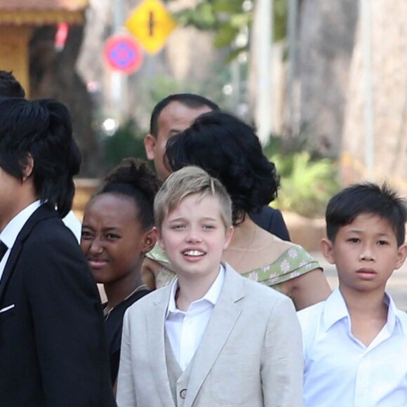 Pax, Vivienne, Maddox, Zahara et Shiloh Jolie-Pitt - Angelina Jolie, radieuse et souriante, rend visite au roi du Cambodge Norodom Sihamoni pour la projection de son film accompagnée de ses six enfants à Siem Reap le 18 février 2017. Son film "D'abord ils ont tué mon père" (First They Killed My Father) raconte l'histoire vraie de l'activiste américano-cambodgienne Loung Ung ayant survécu aux atrocités du régime des Khmers rouges..