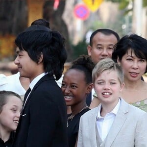 Pax, Vivienne, Maddox, Zahara et Shiloh Jolie-Pitt - Angelina Jolie, radieuse et souriante, rend visite au roi du Cambodge Norodom Sihamoni pour la projection de son film accompagnée de ses six enfants à Siem Reap le 18 février 2017. Son film "D'abord ils ont tué mon père" (First They Killed My Father) raconte l'histoire vraie de l'activiste américano-cambodgienne Loung Ung ayant survécu aux atrocités du régime des Khmers rouges..