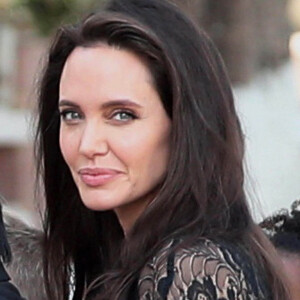 Angelina Jolie, radieuse et souriante, rend visite au roi du Cambodge Norodom Sihamoni pour la projection de son film accompagnée de ses six enfants à Siem Reap le 18 février 2017. Son film "D'abord ils ont tué mon père" (First They Killed My Father) raconte l'histoire vraie de l'activiste américano-cambodgienne Loung Ung ayant survécu aux atrocités du régime des Khmers rouges...
