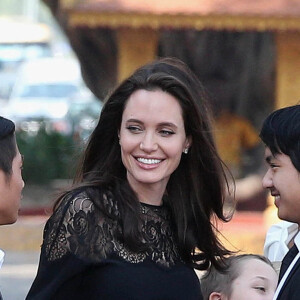 Angelina Jolie, radieuse et souriante, rend visite au roi du Cambodge Norodom Sihamoni pour la projection de son film accompagnée de ses six enfants à Siem Reap le 18 février 2017. Son film "D'abord ils ont tué mon père" (First They Killed My Father) raconte l'histoire vraie de l'activiste américano-cambodgienne Loung Ung ayant survécu aux atrocités du régime des Khmers rouges...