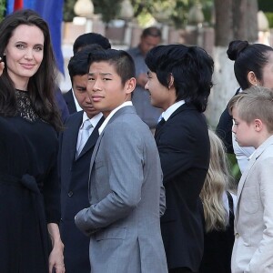Pax, Maddox et Shiloh Jolie-Pitt - Angelina Jolie, radieuse et souriante, rend visite au roi du Cambodge Norodom Sihamoni pour la projection de son film accompagnée de ses six enfants à Siem Reap le 18 février 2017. Son film "D'abord ils ont tué mon père" (First They Killed My Father) raconte l'histoire vraie de l'activiste américano-cambodgienne Loung Ung ayant survécu aux atrocités du régime des Khmers rouges...