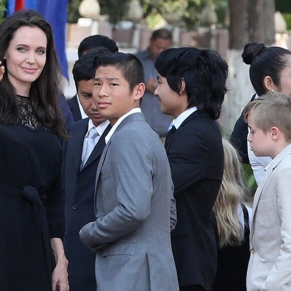 Pax, Maddox et Shiloh Jolie-Pitt - Angelina Jolie, radieuse et souriante, rend visite au roi du Cambodge Norodom Sihamoni pour la projection de son film accompagnée de ses six enfants à Siem Reap le 18 février 2017. Son film "D'abord ils ont tué mon père" (First They Killed My Father) raconte l'histoire vraie de l'activiste américano-cambodgienne Loung Ung ayant survécu aux atrocités du régime des Khmers rouges...