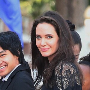 Maddox Jolie-Pitt - Angelina Jolie, radieuse et souriante, rend visite au roi du Cambodge Norodom Sihamoni pour la projection de son film accompagnée de ses six enfants à Siem Reap le 18 février 2017. Son film "D'abord ils ont tué mon père" (First They Killed My Father) raconte l'histoire vraie de l'activiste américano-cambodgienne Loung Ung ayant survécu aux atrocités du régime des Khmers rouges...