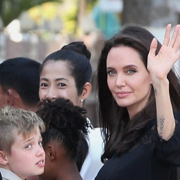 Shiloh Jolie-Pitt - Angelina Jolie, radieuse et souriante, rend visite au roi du Cambodge Norodom Sihamoni pour la projection de son film accompagnée de ses six enfants à Siem Reap le 18 février 2017. Son film "D'abord ils ont tué mon père" (First They Killed My Father) raconte l'histoire vraie de l'activiste américano-cambodgienne Loung Ung ayant survécu aux atrocités du régime des Khmers rouges...