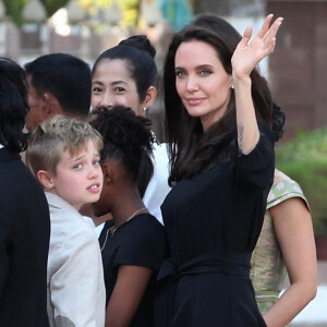 Shiloh Jolie-Pitt - Angelina Jolie, radieuse et souriante, rend visite au roi du Cambodge Norodom Sihamoni pour la projection de son film accompagnée de ses six enfants à Siem Reap le 18 février 2017. Son film "D'abord ils ont tué mon père" (First They Killed My Father) raconte l'histoire vraie de l'activiste américano-cambodgienne Loung Ung ayant survécu aux atrocités du régime des Khmers rouges...