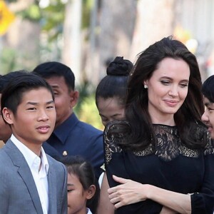 Pax et Maddox Jolie-Pitt - Angelina Jolie, radieuse et souriante, rend visite au roi du Cambodge Norodom Sihamoni pour la projection de son film accompagnée de ses six enfants à Siem Reap le 18 février 2017. Son film "D'abord ils ont tué mon père" (First They Killed My Father) raconte l'histoire vraie de l'activiste américano-cambodgienne Loung Ung ayant survécu aux atrocités du régime des Khmers rouges...