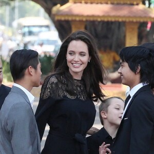 Pax, Knox, Maddox et Shiloh Jolie-Pitt - Angelina Jolie, radieuse et souriante, rend visite au roi du Cambodge Norodom Sihamoni pour la projection de son film accompagnée de ses six enfants à Siem Reap le 18 février 2017. Son film "D'abord ils ont tué mon père" (First They Killed My Father) raconte l'histoire vraie de l'activiste américano-cambodgienne Loung Ung ayant survécu aux atrocités du régime des Khmers rouges...