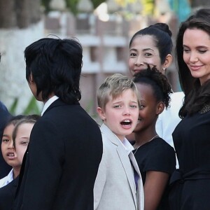 Shiloh Jolie-Pitt - Angelina Jolie, radieuse et souriante, rend visite au roi du Cambodge Norodom Sihamoni pour la projection de son film accompagnée de ses six enfants à Siem Reap le 18 février 2017. Son film "D'abord ils ont tué mon père" (First They Killed My Father) raconte l'histoire vraie de l'activiste américano-cambodgienne Loung Ung ayant survécu aux atrocités du régime des Khmers rouges...