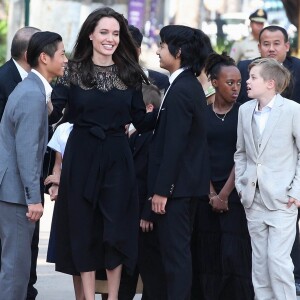 Pax, Maddox, Zahara et Shiloh Jolie-Pitt - Angelina Jolie, radieuse et souriante, rend visite au roi du Cambodge Norodom Sihamoni pour la projection de son film accompagnée de ses six enfants à Siem Reap le 18 février 2017. Son film "D'abord ils ont tué mon père" (First They Killed My Father) raconte l'histoire vraie de l'activiste américano-cambodgienne Loung Ung ayant survécu aux atrocités du régime des Khmers rouges...