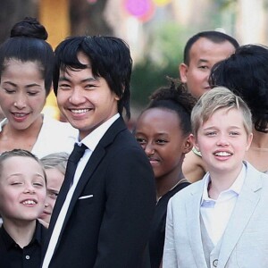 Pax, Knox, Vivienne, Maddox, Zahara et Shiloh Jolie-Pitt - Angelina Jolie, radieuse et souriante, rend visite au roi du Cambodge Norodom Sihamoni pour la projection de son film accompagnée de ses six enfants à Siem Reap le 18 février 2017. Son film "D'abord ils ont tué mon père" (First They Killed My Father) raconte l'histoire vraie de l'activiste américano-cambodgienne Loung Ung ayant survécu aux atrocités du régime des Khmers rouges...