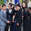 Pax et Maddox Jolie-Pitt - Angelina Jolie, radieuse et souriante, rend visite au roi du Cambodge Norodom Sihamoni pour la projection de son film accompagnée de ses six enfants à Siem Reap le 18 février 2017. Son film "D'abord ils ont tué mon père" (First They Killed My Father) raconte l'histoire vraie de l'activiste américano-cambodgienne Loung Ung ayant survécu aux atrocités du régime des Khmers rouges...
