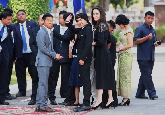 Pax et Maddox Jolie-Pitt - Angelina Jolie, radieuse et souriante, rend visite au roi du Cambodge Norodom Sihamoni pour la projection de son film accompagnée de ses six enfants à Siem Reap le 18 février 2017. Son film "D'abord ils ont tué mon père" (First They Killed My Father) raconte l'histoire vraie de l'activiste américano-cambodgienne Loung Ung ayant survécu aux atrocités du régime des Khmers rouges...