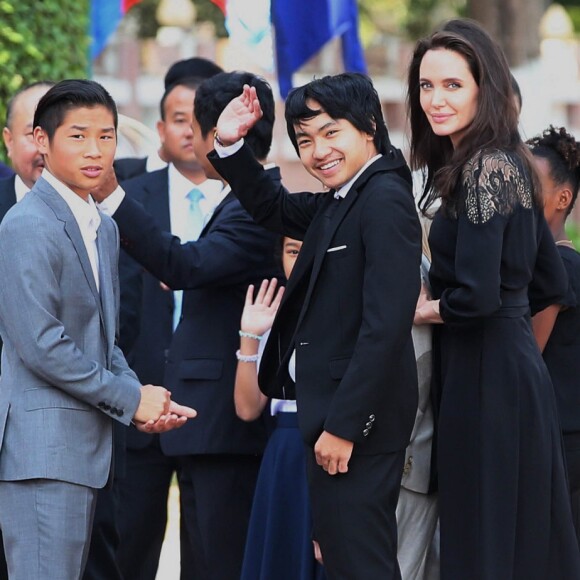 Pax et Maddox Jolie-Pitt - Angelina Jolie, radieuse et souriante, rend visite au roi du Cambodge Norodom Sihamoni pour la projection de son film accompagnée de ses six enfants à Siem Reap le 18 février 2017. Son film "D'abord ils ont tué mon père" (First They Killed My Father) raconte l'histoire vraie de l'activiste américano-cambodgienne Loung Ung ayant survécu aux atrocités du régime des Khmers rouges...