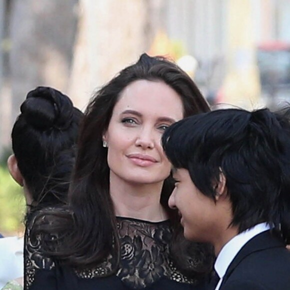 Pax et Maddox Jolie-Pitt - Angelina Jolie, radieuse et souriante, rend visite au roi du Cambodge Norodom Sihamoni pour la projection de son film accompagnée de ses six enfants à Siem Reap le 18 février 2017. Son film "D'abord ils ont tué mon père" (First They Killed My Father) raconte l'histoire vraie de l'activiste américano-cambodgienne Loung Ung ayant survécu aux atrocités du régime des Khmers rouges...