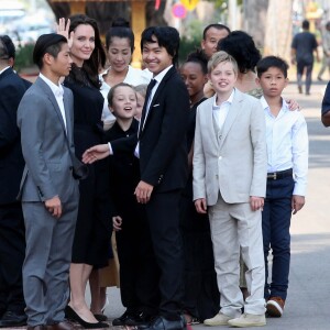 Pax, Knox, Maddox, Zahara et Shiloh Jolie-Pitt - Angelina Jolie, radieuse et souriante, rend visite au roi du Cambodge Norodom Sihamoni pour la projection de son film accompagnée de ses six enfants à Siem Reap le 18 février 2017. Son film "D'abord ils ont tué mon père" (First They Killed My Father) raconte l'histoire vraie de l'activiste américano-cambodgienne Loung Ung ayant survécu aux atrocités du régime des Khmers rouges...