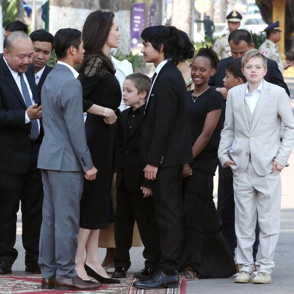 Pax, Knox, Maddox, Zahara et Shiloh Jolie-Pitt - Angelina Jolie, radieuse et souriante, rend visite au roi du Cambodge Norodom Sihamoni pour la projection de son film accompagnée de ses six enfants à Siem Reap le 18 février 2017. Son film "D'abord ils ont tué mon père" (First They Killed My Father) raconte l'histoire vraie de l'activiste américano-cambodgienne Loung Ung ayant survécu aux atrocités du régime des Khmers rouges...